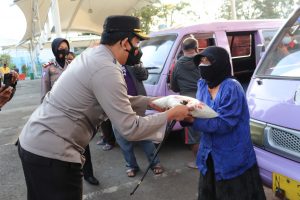 Kapolres Batu Blusukan ke Lapisan Masyarakat Sambil Bagikan Beras 5 Kg