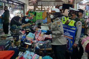 Satlantas Polres Malang Blusukan ke Pasar Sambil Sosialisasi Prokes Covid-19