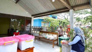 Ipuk Keliling Jenguk Warga Isoman Sembari Serahkan Sembako dan Vitamin