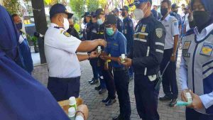 Kadishub Probolinggo Bagikan Vitamin Kepada Seluruh Anggota