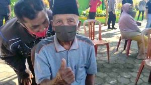 Kakek Samsuri, Lansia Berumur 100 Tahun Asal Gondanglegi Antusias Ikuti Vaksinasi Covid-19