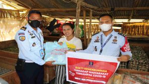 Lapas Banyuwangi Salurkan Puluhan Paket Sembako kepada Masyarakat Terdampak Covid-19