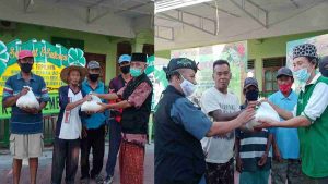 Lazismu PCNU Situbondo Bersama HIPSI Salurkan Sembako untuk Abang Becak Terdampak PPKM Darurat