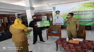 PKL Pasar Tugu Kota Probolinggo Dapat Bantuan Uang dan Sembako