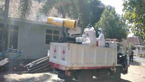 PMI Jember Lakukan Penyemprotan Disinfektan di Tempat Keramaian dan Ponpes