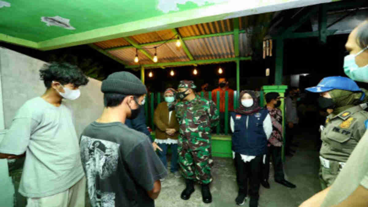 PPKM Darurat, Satgas Covid-19 Banyuwangi Sidak Warga Berkerumun dan Tak Bermasker