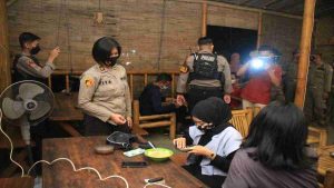 Patroli Covid Hunter Jember dengan Swab Tes Antigen On the Spot Sasar Muda-Mudi Nongkrong di Warkop