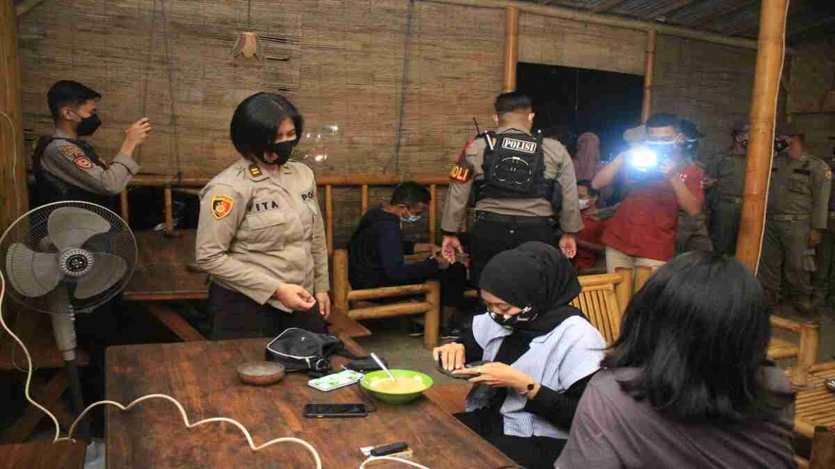 Patroli Covid Hunter Jember dengan Swab Tes Antigen On the Spot Sasar Muda-Mudi Nongkrong di Warkop