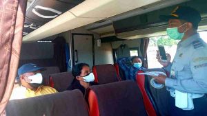 Penumpang Bus di Terminal Patria Kota Blitar Diperiksa Ketat