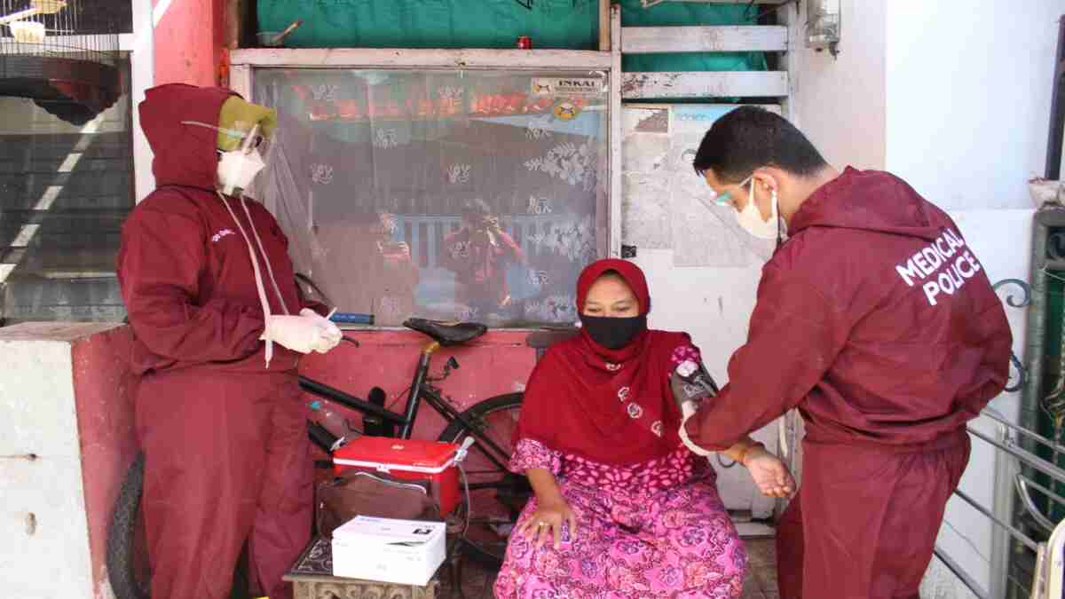 Percepat Capaian Vaksinasi Covid-19, Ambulans Polisi Keliling Kampung Demi Vaksin Lansia
