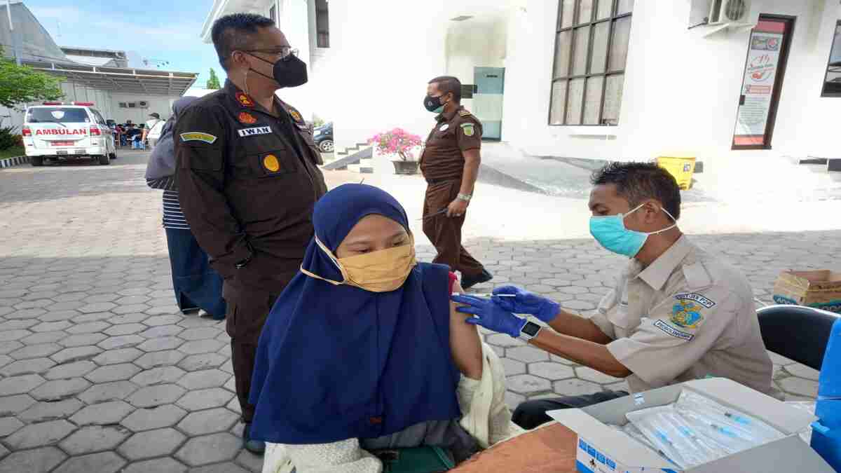 Peringati Hari Bhakti Adhyaksa ke-61 dan HUT IAD ke-21, Kejari Situbondo Gelar Vaksinasi Massal