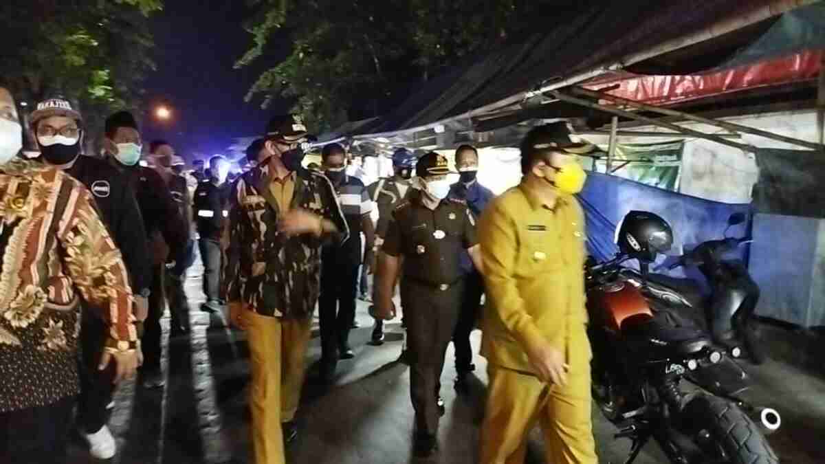 Sidak Malam Kawasan Kampus, Bupati Jember Izinkan PKL Berjualan Tapi Dilarang Makan di Tempat