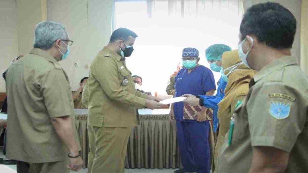 Wali Kota Probolinggo Serahkan Insentif Bagi Nakes di UOBK RSUD dr Muhamad Saleh