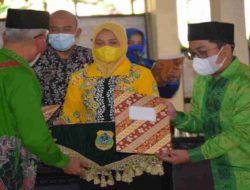Bupati Bondowoso Serahkan SK TP2D, Pengurus DRD Tidak Ada yang Hadir