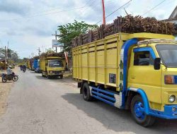 Ganggu Lalu Lintas, Ratusan Truk Tebu Diblokir Warga Rejoso Blitar