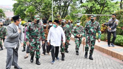 Pangdam V/Brw Tinjau Pelaksanaan Vaksinasi di Ponpes Al-Izzah Kota Batu