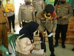 Kapolres Malang Perkenalkan Aplikasi PeduliLindungi Saat Tinjau Vaksinasi