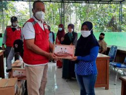 PMI Situbondo Bagikan 23 Paket Sembako di Kecamatan Sumbermalang