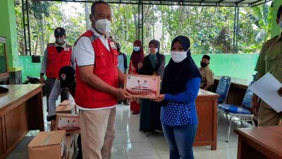 PMI Situbondo Bagikan 23 Paket Sembako di Kecamatan Sumbermalang