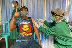 Polres Malang Berikan Kado 250 Dosis Vaksin untuk Aremania dan Aremanita