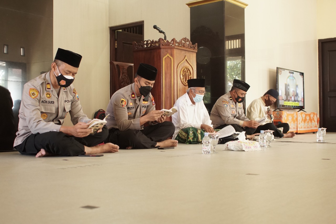 PIMPIN: Waka Polres Malang Kompol Rizki Tri Putra saat memimpin kegiatan Binrohtal.