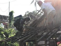 Satgas TMMD ke-112 Diuji Nyalinya Naik Atap Rumah Warga Rapuh