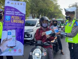 Satlantas Polres Malang Turun ke Jalan Ajak Masyarakat Upload Aplikasi PeduliLindungi