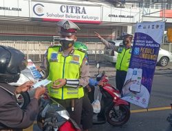 Satlantas Polres Malang Sebar Brosur Aplikasi PeduliLindungi Ke Masyarakat Pengendara
