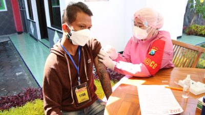 Sebanyak 500 Warga Binaan Lapas Lowokwaru Divaksin Tim Urkes Polresta Malang Kota