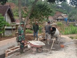 Satgas TMMD ke-112 Bahu Membahu Ngecor Jalan dengan Warga Desa Tulungrejo