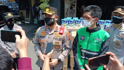 KETERANGAN: Kapolresta Malang Kota AKBP Budi bersama Ketua Garda Malang Priyono saat memberikan keterangan.