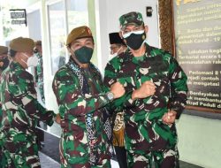 Danrem 083/Bdj Dampingi Danpussenarmed Kodiklatad Saat Kunjungi Resimen Armed 2/PY/2 Kostrad