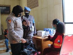 Peluk Hangat Kompol Suyatmi, Hilangkan Rasa Takut Seorang Siswi Saat Divaksin