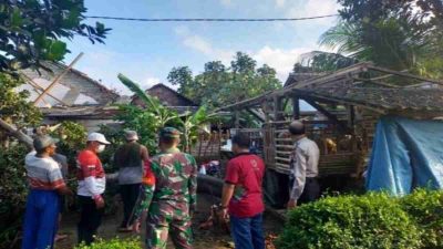 Puting Beliung Porakporandakan Puluhan Rumah di Desa Gambiran