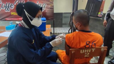 Dukung Program Vaksinasi Nasional, Sebanyak 60 Tahanan Polres Malang Divaksin