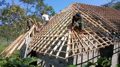 Satgas TMMD ke-112 Ajak Warga Merangkai Atap Rutilahu