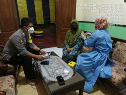 Bhabinkamtibmas Polres Malang, Tak Kenal Lelah Layani Vaksinasi Hingga Malam Hari