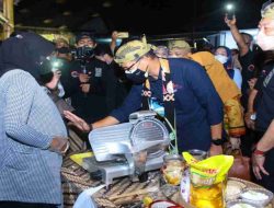 Lewat Elusan Tangan Sang Menteri, Ibu Wiwit Ingin Anaknya Lahir Sukses Seperti Sandiaga Uno