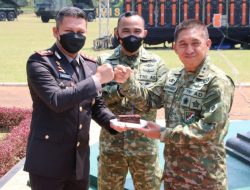 Wakili Kapolda Jatim, Kapolresta Malang Kota Berikan Kue HUT ke-76 TNI ke Pangdivif 2 Kostrad