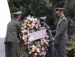 Sambut HUT TNI ke-76, Korem 083/Bdj Gelar Tabur Bunga di TMP Suropati