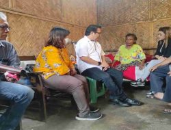 Suporter Berni Jember Sumbang Kaki Palsu Nenek Korban Kecelakaan