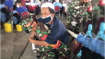 Aksi Babinsa Sukorejo Gendong Difabel yang Akan Vaksin Covid-19