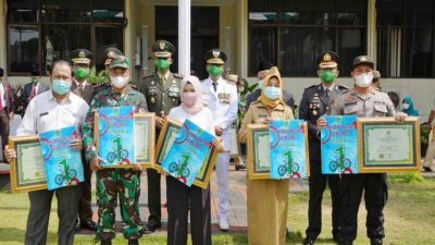 Bupati Irsyad Beri Penghargaan ke Camat Berprestasi