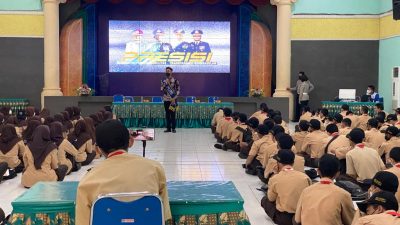 Sebanyak 130 Pelajar SMKN 1 Singosari Dapat Pelatihan Safety Riding dari Duta Lantas