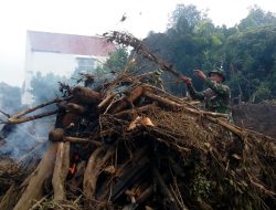 Personel TNI Gabungan Terus Bersihkan Sisa Material Akibat Banjir Bandang