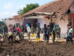 TNI, Warga dan Alat Berat Terus Bersihkan Lokasi Banjir