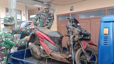 TNI Jajaran Korem 083/ Bdj Dibantu Warga Amankan Barang Korban Banjir Bandang
