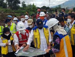 Kasrem 083/Bdj Dampingi Menteri PUPR Tinjau Lokasi Pasca Banjir di Dusun Sambon