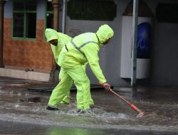 Personel Siaga Bencana Polres Batu Bersihkan Sampah di Area Luapan Sungai Ledok