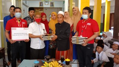 Ponpes Nur Ilahi Dapat Bantuan 50 Sarung Donasi Konsumen Alfamart